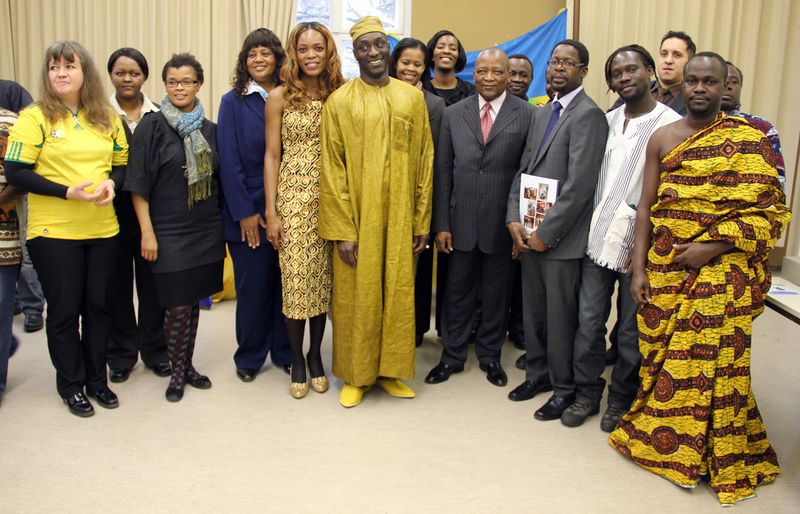 Makase Nyaphisi (vierter von rechts), Botschafter des Königreiches Lesotho und Vertreter weiterer Botschaften.