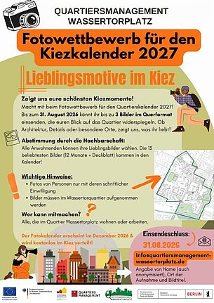 Ein Plakat im QM-Gebiet Wassertorplatz wirbt für den Fotowettbewerb im Kiezkalender 2027 mit dem Schriftzug „Fotowettbewerb für den Kiezkalender 2027. Lieblingsmotive im Kiez“.