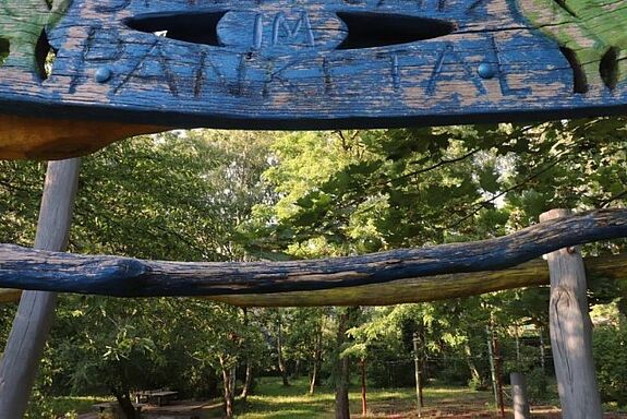 Am Eingang des Spielplatzes befindet sich der Schriftzug „Panketal“. (Bild: Andrei Schnell)