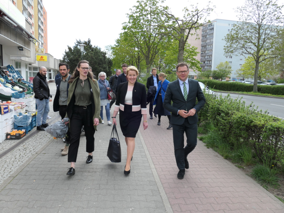 Unterwegs durch das QM-Gebiet Alter Hellersdorfer Straße: Franziska Giffey (Mitte) mit Carsten Schneider (rechts) und Julia Theuer (links). (Bild: Anka Stahl).