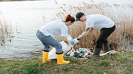 Am 16. September 2023 wird weltweit aufgeräumt, natürlich auch im Kiez rund um die Glasower Straße. Für Werbeflyer, Eimer und spezielle Zangen hat die Aktionsfondsjury Mittel bewilligt. (Bild: pexels/thirdman)