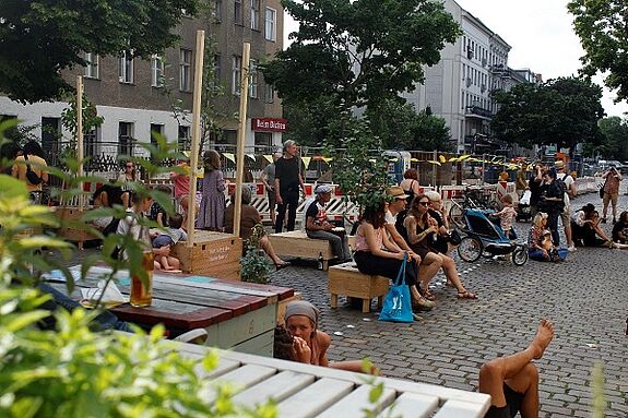 Die autofreie Bellermannstraße bot viel Platz zum Verweilen. Foto: gruppe F