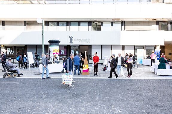Vor dem Büro des QMs Mehringplatz war zum Tag der offenen Tür viel los. (Bild: QM Mehringplatz)