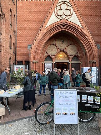 Auf dem Vorplatz der Stephanuskirche begann das Treffen. (Bild: QM Soldiner Straße)