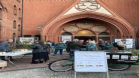 Auf dem Vorplatz der Stephanuskirche begann das Treffen. (Bild: QM Soldiner Straße)