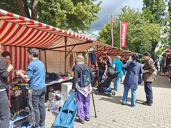 Interessiert schauen sich die Anwohnenden die verschiedenen Stände an. 