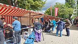 Interessiert schauen sich die Anwohnenden die verschiedenen Stände an. 