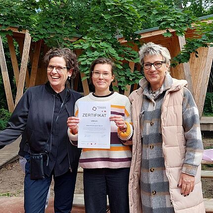 Zum Abschluss des Schuljahres erhielten die Vertretenden der Unternehmen und Einrichtungen ein Zertifikat. (Bild: Friedrichshain-Kreuzberger Unternehmerverein e.V.)