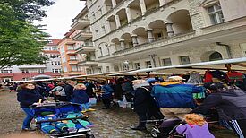 Anwohnende und Interessierte besuchen trotz Dauerregen den Flohmarkt im QM-Gebiet Flughafenstraße.