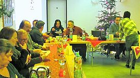 Im festlich geschmückten Raum der Tagesstätte ZeitRaum wurden neue Quartiersrätinnen und -räte für 2020 gewählt. Bild: Jens Sethmann