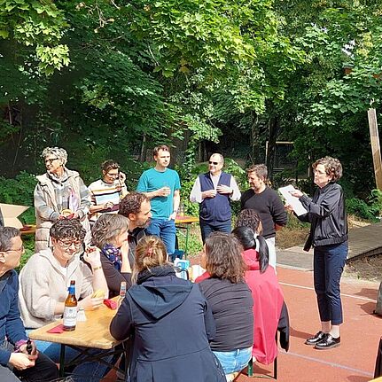 Bei kühlen Getränken kamen die Projektbeteiligten in den Austausch. (Bild: Friedrichshain-Kreuzberger Unternehmerverein e.V.)
