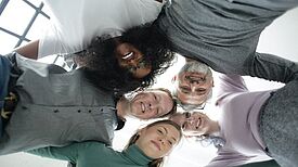 Der Nachbarschaftstreff „mittendrin“ hat ein vielfältiges Angebot für nachbarschaftlichen Austausch und Begegnungen. (Bild: Pexels/Andrea Piacquadio) 