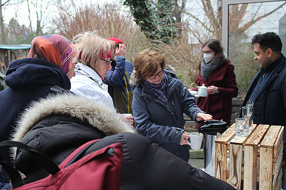 Zum Abschluss konnten sich alle bei Kaffee und Tee im Garten des Kieztreff aufwärmen. (Bild: QM Thermometersiedlung)