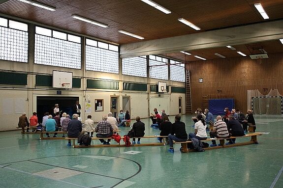 Ungewöhnlicher Ort für das neue Veranstaltungsformat: die Turnhalle der Nahariyaschule wird kurzerhand umfunktioniert. (Foto: Gerald Backhaus)