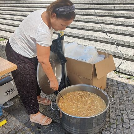 Es gab ausreichend von der gleichnamigen Süßspeise Asure. (Bild: Birgit Leiß)