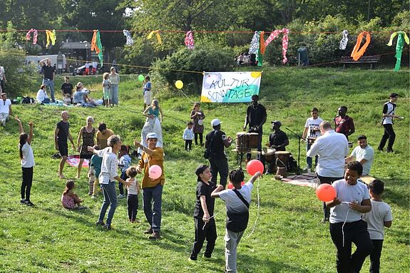 Beim Sommerfest im Oberlandpark wurde getanzt, gelacht und gesungen. (Bild: QM Germaniagarten)