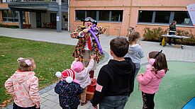 Bunt und abwechslungsreich war das Programm im FamilienHaus Kastanie: Ein Clown machte Luftballontiere, ganz wie gewünscht. (Bild: Julian Krischan)