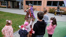 Bunt und abwechslungsreich war das Programm im FamilienHaus Kastanie: Ein Clown machte Luftballontiere, ganz wie gewünscht. (Bild: Julian Krischan)