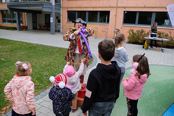 Bunt und abwechslungsreich war das Programm im FamilienHaus Kastanie: Ein Clown machte Luftballontiere, ganz wie gewünscht. (Bild: Julian Krischan)
