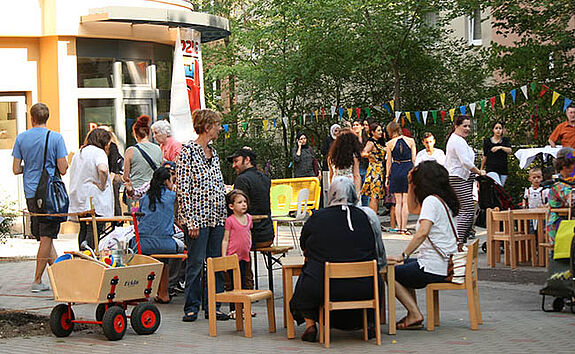 Ehrenamtliche betreiben das Sommercafé. Bild: QM Falkenhagener Feld-Ost