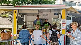 Ehrenamtliche betreiben das Sommercafé. Bild: QM Falkenhagener Feld-Ost