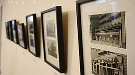 Was war früher und was ist heute in der Beusselstraße? Christian Winterstein vergleicht mit seinen Fotografien das Heutige mit dem Vergangenem. (Bild: Gerald Backhaus)