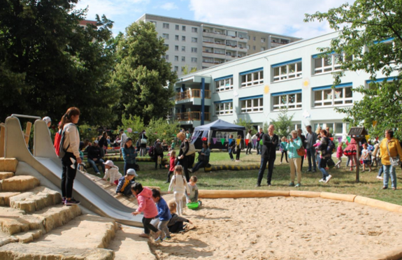 Kinder spielen im Garten der Kita Sonnenschein. Bild: Julian Krischan/Quartiersmanagement Mehrower Allee.
