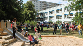 Kinder spielen im Garten der Kita Sonnenschein. Bild: Julian Krischan/Quartiersmanagement Mehrower Allee.