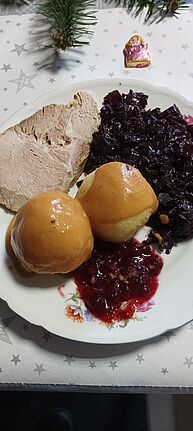 Über das selbst gekochte Essen freuten sich die Teilnehmenden besonders. (Bild: Monika Wahrmann)