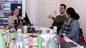 Die Aktionsfondsjury, bestehend aus Anwohnenden des Harzer Kiezes, entscheidet über Fördermittel für nachbarschaftliche Projekte wie Feste, Märkte und Pflanzaktionen. (Bild: Jens Sethmann)