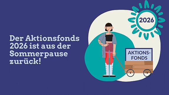Grafik mit dem Text „Der Aktionsfonds 2026 ist aus der Sommerpause zurück!“ und einer Figur mit Wagen „Aktionsfonds“.