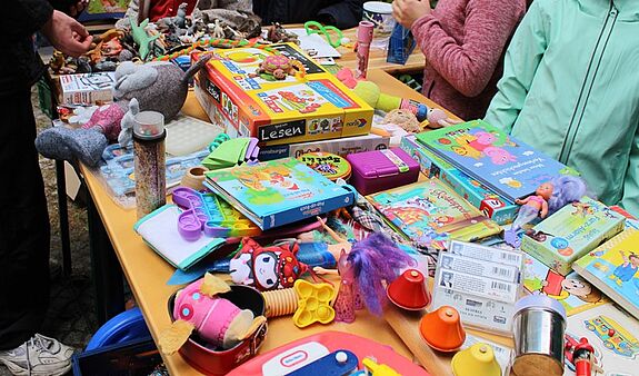 Auf einem Flohmarktstand im QM-Gebiet Letteplatz liegen verschiedene Spielsachen.