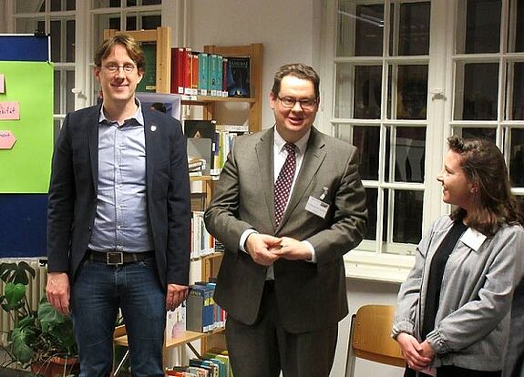 Baustadtrat Jochen Biedermann (li.) und Schulleiter Tilmann Kötterheinrich-Wedekind eröffneten gemeinsam die Sprachwerkstatt am Ernst-Abbe-Gymnasium. Foto: Jens Sethmann