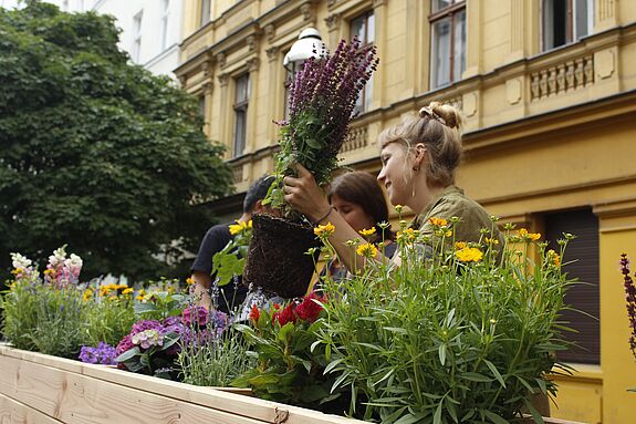Ein erstes mobiles Parklets diente als Pilot-Projekt im Badstraßenkiez. (Bild: gruppe F | Freiraum für alle GmbH)