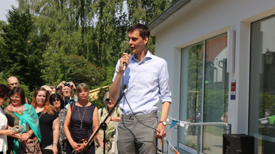Neuköllns Bezirksbürgermeister Martin Hikel bei der Eröffnung des Kiezzentrums Rixdorf. Bild: QM Ganghofer Straße.
