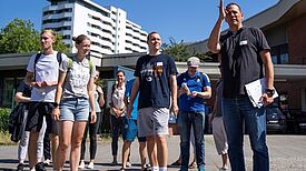 Verschiedenen Rundgänge führten die Teilnehmenden durch das QM-Gebiet Gropiusstadt Nord. (Bild: Konstantin Timm / ALBA Berlin)