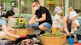 Die Kinder halfen beim Pflanzen eifrig mit. Foto: Sulamith Sallmann