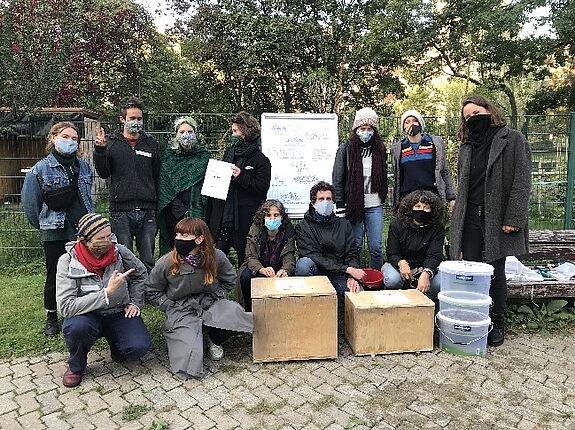 Die Workshop-Teilnehmenden konnten auch ihre eigenen Bokashi-Eimer herstellen und am Ende mit nach Hause nehmen. (Bild: Anemone e.V.)