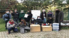 Die Workshop-Teilnehmenden konnten auch ihre eigenen Bokashi-Eimer herstellen und am Ende mit nach Hause nehmen. (Bild: Anemone e.V.)