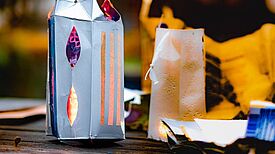 Der Lutherplatz wird mit selbstgemachten Laternen geschmückt. (Foto: www.salecker.info)