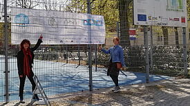 Am Letteplatz wird eine der Hygieneplanen aufgehängt. Bild: Agentur SmArt
