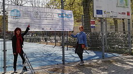 Am Letteplatz wird eine der Hygieneplanen aufgehängt. Bild: Agentur SmArt