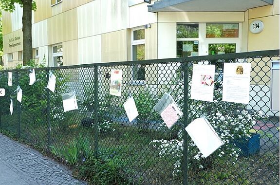 Am Kreativzaun der Kita Debora kann sich jeder Bastelfan Anleitungen für kreative Projekte abholen. Bild: QM Weisse Siedlung Dammweg