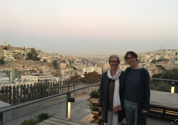 Corinna Lippert vom Bezirksamt Tempelhof-Schöneberg (links) und Isabel Neumann vom QM Hellersdorfer Promenade in Amman. Foto:  S.T.E.R.N. GmbH
