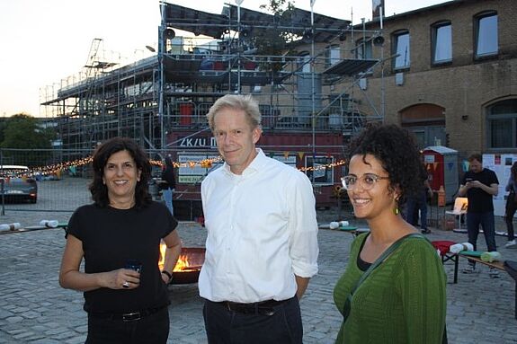 Stadtrat Ephraim Gothe (Mitte) würdigte in seinen Begrüßungsworten das ehrenamtliche Engagement im Stadtteil. (Bild: Gerald Backhaus)
