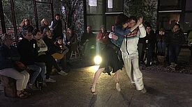 „Unverblümt Kulturexpedition“: Alphornbläser auf einem Casinodach, ein Chor im Fußballkäfig, ein Tischtennis-Match in der Panke oder eine Partie Boule im Gemeinschaftsgarten  Bild: Projekt „Unverblümt Kulturexpedition“ 