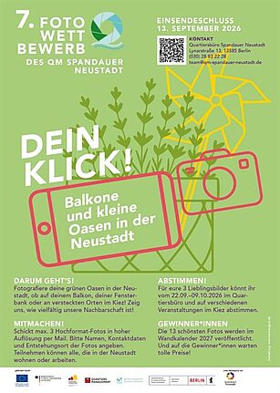 Ein grünes Plakat bewirbt im QM-Gebiet Spandauer Neustadt den Fotowettbewerb mit dem Schriftzug „Dein Klick. Balkone und kleine Oasen in der Neustadt“.