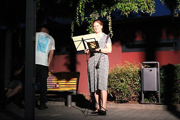 Die Klarinettistin Laura Müller spielte vor der Vorführung drei Stücke aus dem Film „Jenseits der Stille“.  (Bild: QM Thermometersiedlung) 