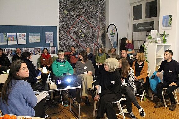 Unter den Teilnehmenden bei der Quartiersratssitzung im QM-Gebiet Harzer Straße waren zehn neue Mitglieder des Quartiersrats. (Bild: QM Harzer Straße)