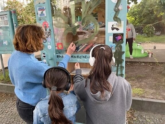 Interaktive Hörstationen im „Müll Museum Soldiner Kiez“ bieten den Kindern spannende Einblicke in die Themen Recycling und Umweltschutz. (Bild: Straßentheater Lauter Müll)